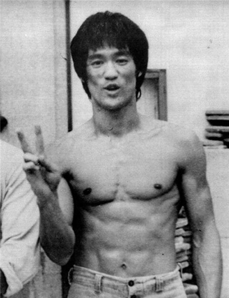 Hơn 40 năm trước, Lý Tiểu Long đã biết tại dáng xì tin với 2 ngón tay như giới trẻ hiện nay.