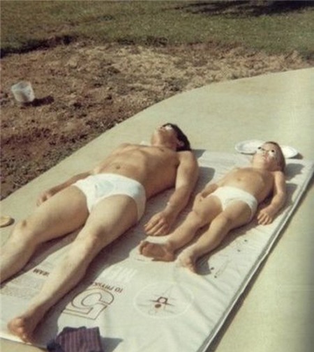 2 bố con Lý Tiểu Long - Lý Quốc Hào nằm phơi nắng.