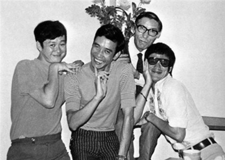 Lý Tiểu Long (áo trắng) đùa vui với bạn bè.