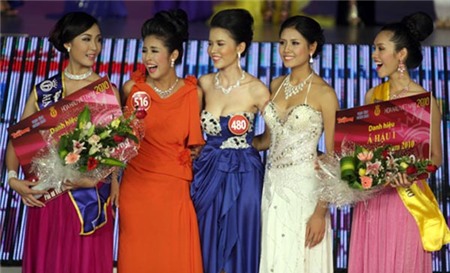 Những biểu cảm ngỡ ngàng và hạnh phúc của Ngọc Hân khi được xướng tên là Hoa hậu Việt Nam 2012