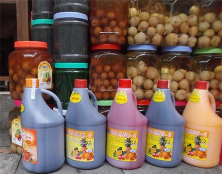 Các chai siro bày ngay trên nền gạch. Ảnh: Phục Long