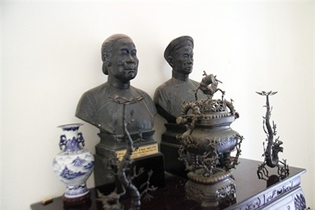 Cha mẹ thân sinh của Công tử Bạc Liêu là ông Trần Trinh Trạch và bà Phan Thị Muối.