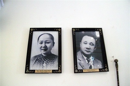 Tấm hình công tử Trần Trinh Huy và bà vợ hai Ngô Thị Đen cũng được treo ngay ngắn trong căn nhà.