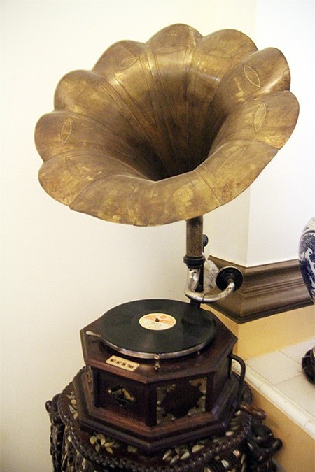 Một số hiện vật cổ còn giữ lại được đến nay như chiếc máy hát.