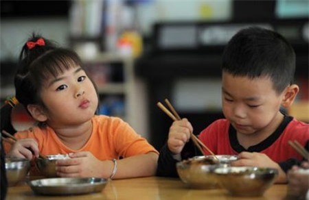 Không nên cho trẻ ăn mỳ chính quá sớm. Ảnh minh họa