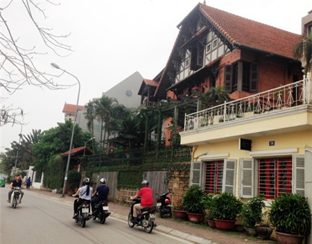 Nhà mặt đường ven hồ có giá hàng trăm triệu đồng mõi mét vuông