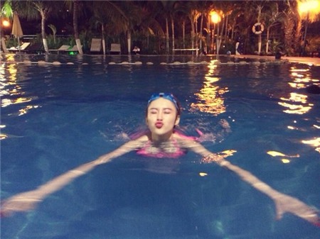 Bơi lội là một trong những môn thể thao yêu thích của bà mẹ nhí