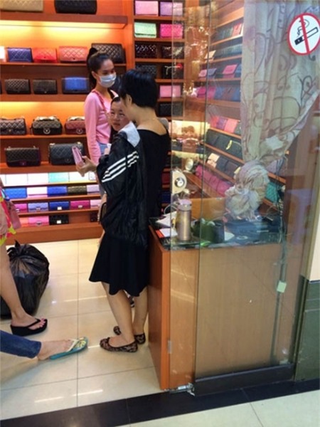 Hình ảnh Ngọc Trinh bị bắt gặp đang mua sắm ở thiên đường hàng fake Quảng Châu.