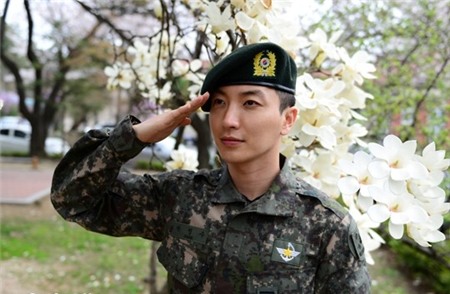 Trưởng nhóm Super Junior, Leeteuk cũng sẽ xuất ngũ vào tháng 7. Ảnh: chu sang hyoun