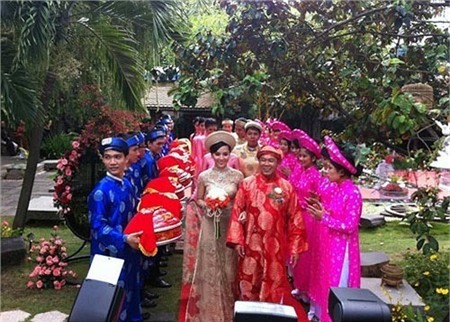 Ông chính là con trai của doanh nhân Tư Hường – bà chủ của Tập đoàn Hoàn Cầu và Ngân hàng Nam Á. Khối tài sản khổng lồ gia đình nhà chồng Dương Trương Thiên Lý sở hữu rất đáng nể, lên tới hàng chục triệu USD.