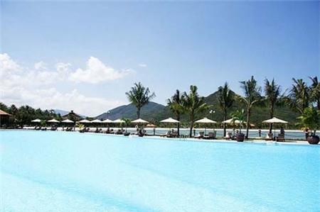 Ngoài khối tài sản khổng lồ, gia đình chồng Thiên Lý còn sở hữu rất nhiều khu du lịch nghỉ dưỡng cao cấp. Riêng về gia đình nhà bố mẹ đẻ cũng rất có điều kiện, với khu nhà vườn cao cấp...