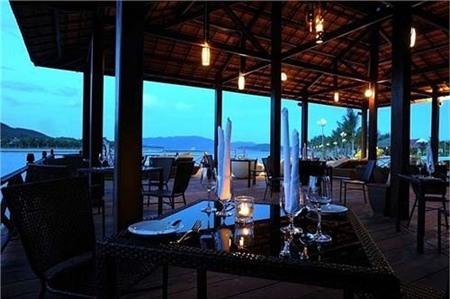 Với nhiều kiến trúc cổ xưa là mái ngói rêu phong, màu nâu của gỗ hòa cùng màu xanh cây lá, cách thiết kế sân vườn, hồ nước, cây cảnh rất ấn tượng.