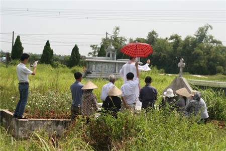 Khi chôn cất những hài nhi xấu số, nhóm vẫn tiến hành lễ cúng và hạ huyệt cẩn thận.