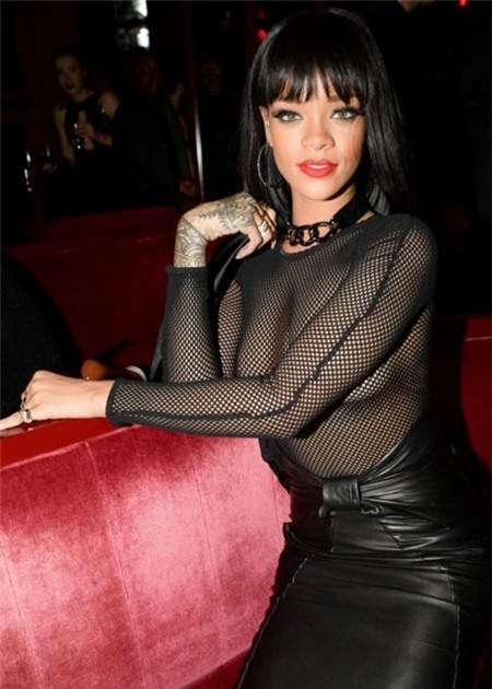Mốt áo lưới không mặc nội y được Rihanna lăng xê rất nhiệt tình trong thời gian gần đây.