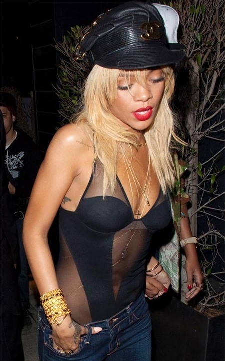Rihanna từng nhiều lần gây ngạc nhiên cho fan khi tự tin mặc áo ngủ, áo bơi đi xuống phố.