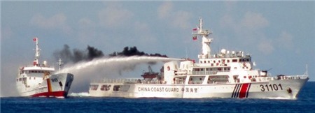 Tàu Trung Quốc sử dụng vòi rồng tấn công tàu Việt Nam. Ảnh: Reuters.