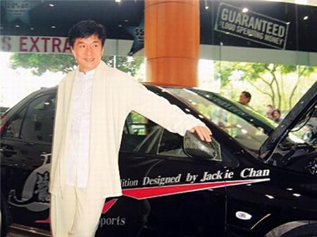 Thành Long bên chiếc Lamborghini Aventador Jackie Chan Edition. Ảnh: PcAuto.