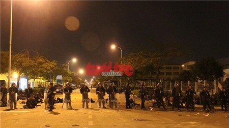 Cảnh sát cơ động bảo vệ trên một tuyến đường trong KCN VSIP 1.