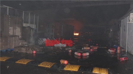 Nhà xưởng của Công ty TNHH Esquel Garment Manufacturing bị đốt cháy trong đêm.