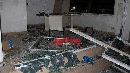 Nhà xưởng của một công ty (đã bị đập xóa biển) có trụ sở tại 37 đại lộ Tự Do trong KCN VSIP 1 bị đốt cháy, cửa kính bị đập bể.