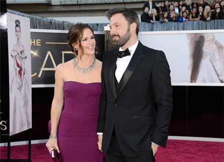 Nụ hôn cháy bỏng trong Daredevil đã đưa Ben Affleck và Jennifer Garner đến với nhau ngoài đời thật. Ben cầu hôn Jen trong sinh nhật lần thứ 33 của nữ diễn viên năm 2005. Mười một năm bên nhau với ba đứa con