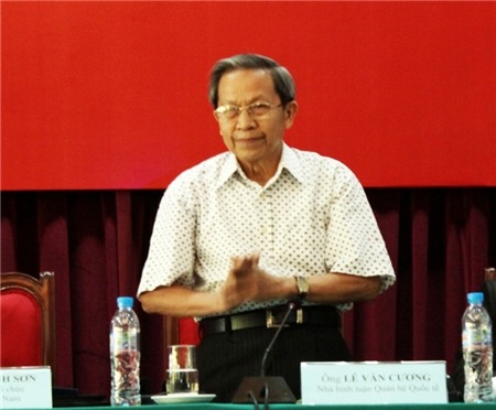 Thiếu tướng Lê Văn Cương tại cuộc họp chia sẻ thông tin về Biển Đông sáng nay (13/5)