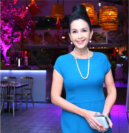 “Nữ hoàng ảnh lịch” Diễm My từng là một trong những cái tên gây sốt của màn ảnh Việt những năm 90. Mặc dù sở hữu vẻ đẹp mặn mà quý phái nhưng tới 32 tuổi Diễm My mới lập gia đình. Lăn lộn trong nghề giải trí từ lâu, Diễm My cùng ông xã là một doanh nhân đã gặt hái được nhiều thành công trong sự nghiệp và vun đắp cho gia đình.