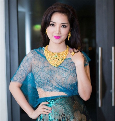 Quý bà sở hữu vẻ đẹp không tuổi khác là hoa hậu Đền Hùng Giáng My. Hoạt động trong showbiz với nhiều vai trò nghệ sĩ piano, diễn viên, MC, giám khảo cuộc thi nhan sắc, Giáng My còn là nữ doanh nhân thành đạt và nằm trong top hoa hậu hiếm hoi sở hữu tài sản tiền tỷ. Cô sở hữu một công ty kinh doanh các dịch vụ truyền thông, là giám đốc đối ngoại cho một tập đoàn truyền thông Thái Lan ở Việt Nam, là bà chủ một trung tâm chăm sóc làm đẹp cùng một vài lĩnh vực kinh doanh khác. 