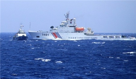 Tàu Hải cảnh Trung Quốc chủ động đâm thẳng vào mạn trái tàu Cảnh sát biển Việt Nam nhưng tàu Cảnh sát biển Việt Nam đã dừng và lùi máy kịp thời. (Nguồn: Cảnh sát biên Việt Nam