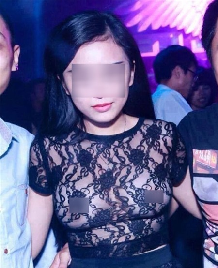 Hết hồn nhìn thiếu nữ ăn mặc “một mất một còn” khi lên bar 1