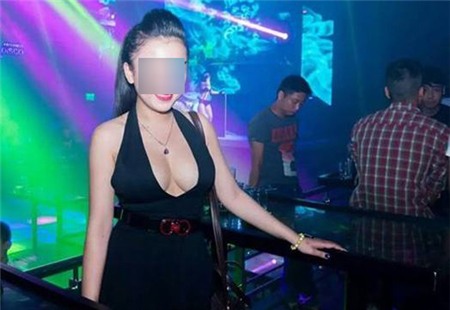 Hết hồn nhìn thiếu nữ ăn mặc “một mất một còn” khi lên bar 3