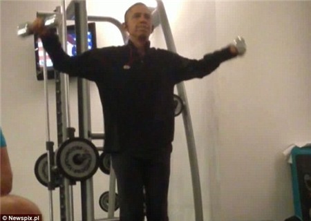 Tổng thống Obama đang tập tạ trong phòng thể hình tại khách sạn Warriott. Ảnh: Newspix.pl 
