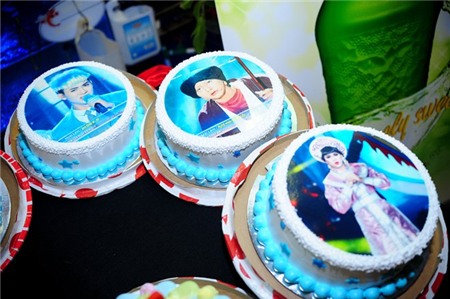 Hoài Lâm tít mắt hôn bố nuôi Hoài Linh trong tiệc sinh nhật