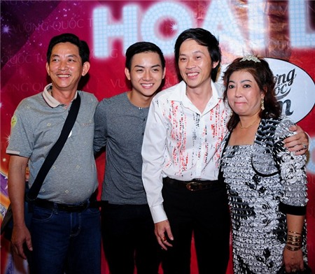 Hoài Lâm tít mắt hôn bố nuôi Hoài Linh trong tiệc sinh nhật