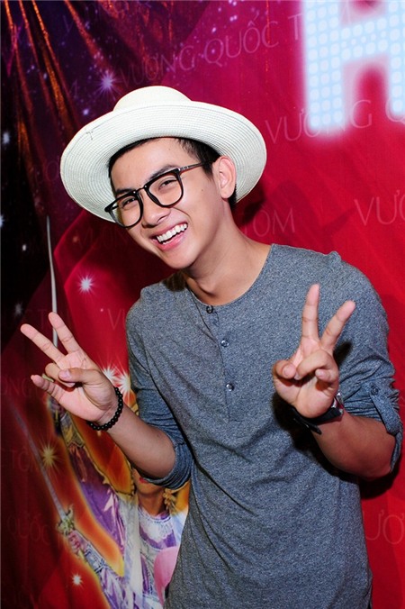 Hoài Lâm tít mắt hôn bố nuôi Hoài Linh trong tiệc sinh nhật