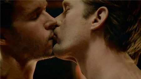 Phim ma cà rồng gây sốc với cảnh yêu đồng tính