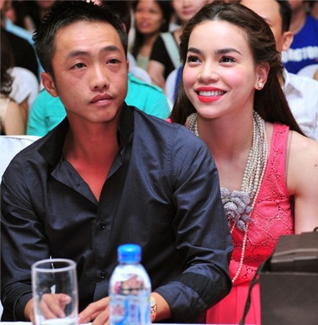 Khi được hỏi về nhan sắc ngày càng xuống cấp của ông xã trong khi bản thân càng ngày đẹp hơn, Hà Hồ giải thích do sở thích chơi golf trái giờ giấc của anh: “Bạn thử nghĩ xem, người ta tránh nắng không được thì chẳng đành, trong khi anh ấy cứ tự “vác” mình ra nắng vào giờ “linh” như 12h trưa để đánh golf thì da nào mà không bị cháy sạm cơ chứ. Nhan sắc của anh ấy còn được như bây giờ đã là “may mắn” lắm rồi”.