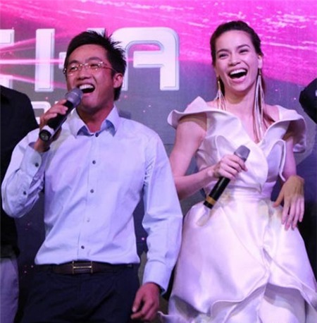 Tháng 8 năm ngoái, tin đồn Cường Đô La gặp khó khăn về kinh tế khiến Hà Hồ phải nỗ lực “cày show” để giúp chồng. Đáp lại, nữ ca sĩ nói: “Bạn Cường là đàn ông nên có hay không cũng không ngửa tay cầm tiền của vợ. Tôi chỉ biết bạn ấy luôn có một khoản nho nhỏ để vợ đi shopping mỗi lần lưu diễn”.