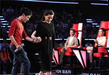 Tại một đêm thi trong vòng giấu mặt ở The Voice năm 2012, Hà Hồ ấn tượng với thí sinh Trang Quốc Cường – người trùng tên với ông xã cô. Không nhận xét về màn trình diễn All By Myself,  Hà Hồ chỉ nói đùa: “Quốc Cường là phải để cho Hà Hồ” khiến khán giả trong trường quay cười ồ. Vốn hiếm khi nhắc đến Cường Đô La tại những nơi đông người, hành động bộc phát này của Hà Hồ khiến nhiều người bất ngờ.