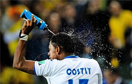 honduras-carlo-costly-sprays-water-on-himself-while-celebrating-his-teams-first-goal