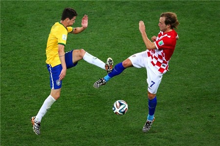 brazils-oscar-and-croatias-ivan-rakitic-dance
