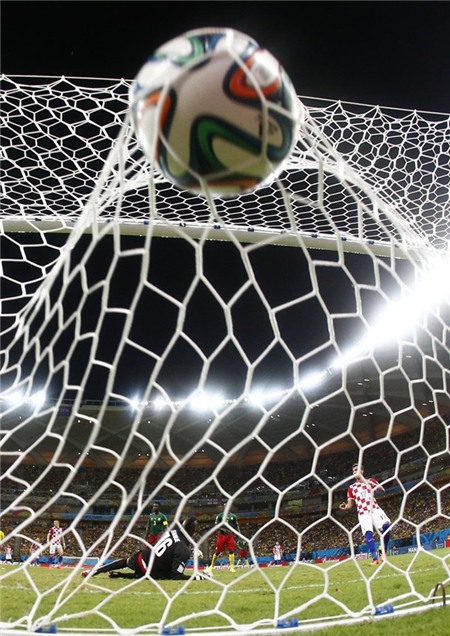 cameroons-goalkeeper-charles-itandje-lets-a-croatia-goal-fly-by-him-in-the-net