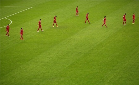 a-dejected-spain-walks-off-the-pitch-after-losing-to-chile.jpg