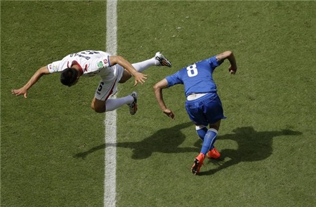 costa-ricas-oscar-duarte-and-italys-claudio-marchisio-look-like-they-are-doing-a-choreographed-dance