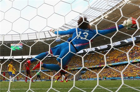 mexicos-memo-ochoa-makes-an-incredible-diving-save