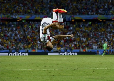 miroslav-klose-of-germany-does-a-flip-to-celebrate-his-goal-against-ghana