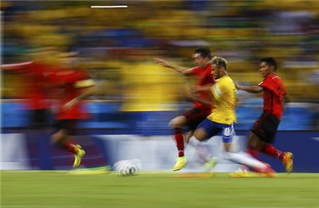 neymar-speeds-past-mexico-players.jpg