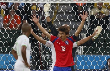 south-koreas-koo-ja-cheol-celebrates-his-goal-as-alergias-defenders-raise-their-arms-in-disbelief.j