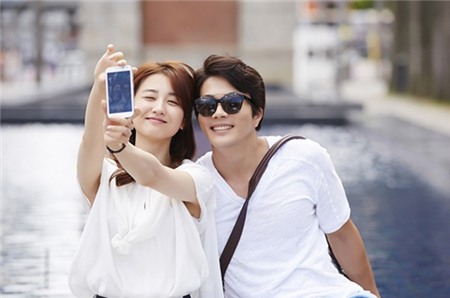 Kwon Sang Woo cùng "vợ" rạng rỡ chụp ảnh tự sướng 1