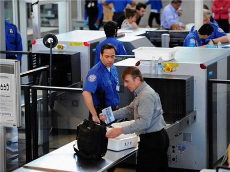 Hoạt động kiểm tra hành lý của hành khách trong sân bay Dallas của Mỹ. Ảnh: Business Insider